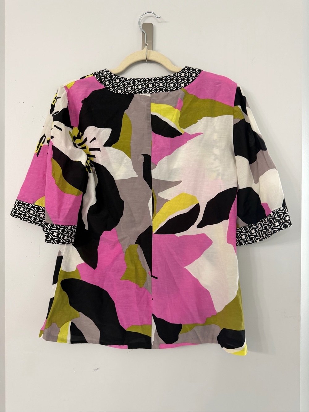 Trina Turk Women’s Medium Cotton Silk pink multicolor printed half sleeve blouse - Picture 3 of 6